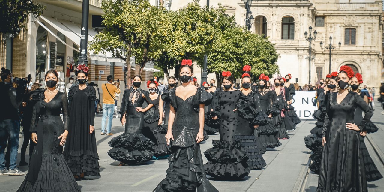 LunarOff: El luto por la moda flamenca desfila en Sevilla
