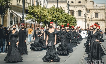 LunarOff: El luto por la moda flamenca desfila en Sevilla