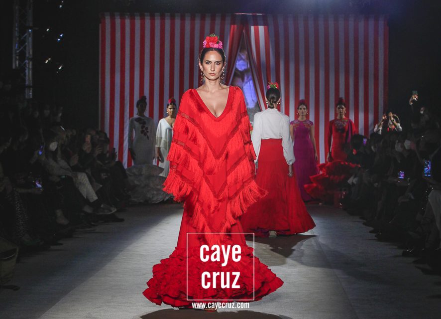 Traje de flamenca rojo con flecos We love flamenco 2022.